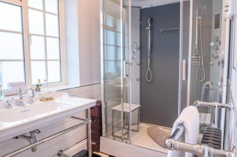 Family Shower Room