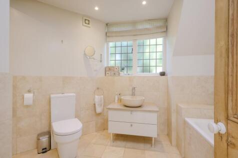 Family Bathroom 1