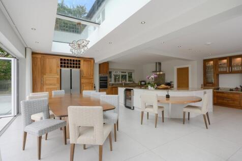 Dining Room to Kittchen