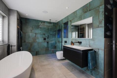 Family Bathroom 1