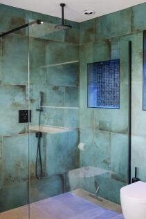 Family Bathroom 1