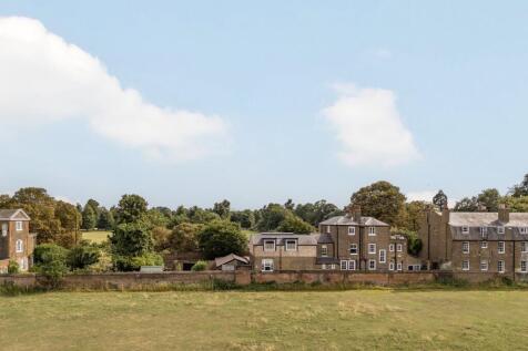 Backing onto Royal Paddocks