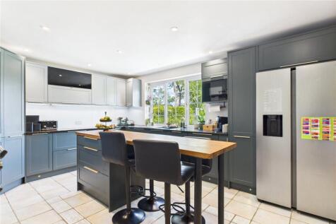 Kitchen B&#39;fast Room