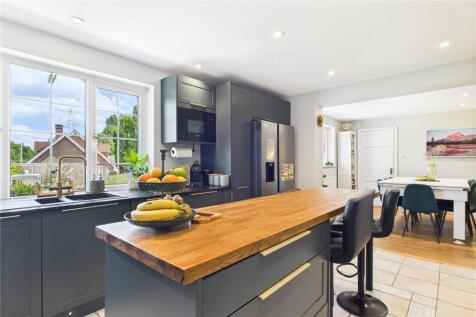 Kitchen B&#39;fast Room