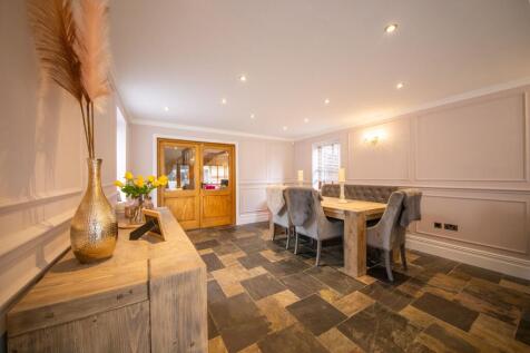 LIVING/DINING ROOM