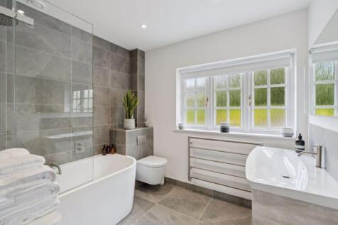 Family bathroom/Shower 