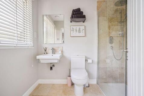 En suite to bedroom / office
