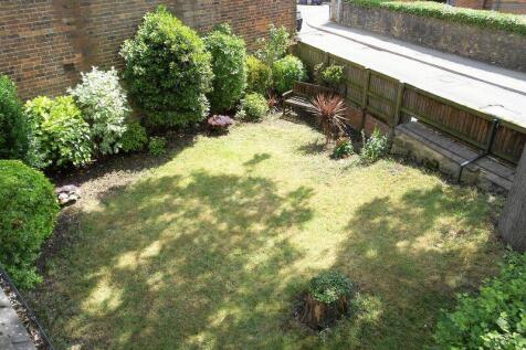 Front private garden