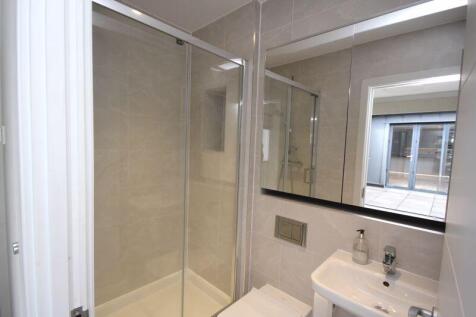 En suite to main bedroom