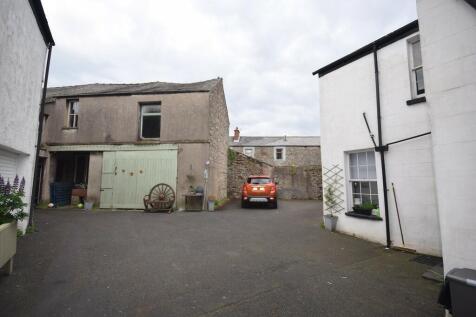SPACIOUS COURTYAR...