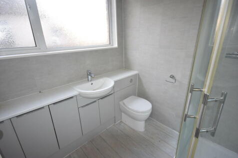 GROUND FLOOR BATH...