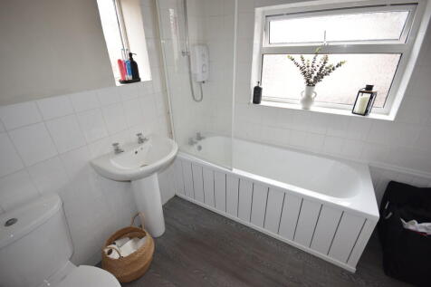 GROUND FLOOR BATH...