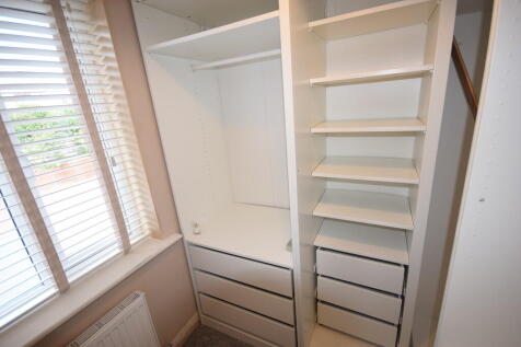 WALK-IN WARDROBE 