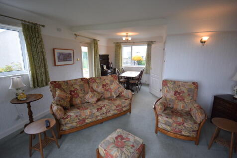 L-SHAPED LOUNGE
