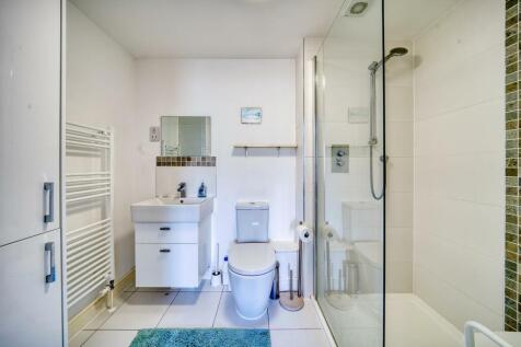 7 - ensuite.jpeg