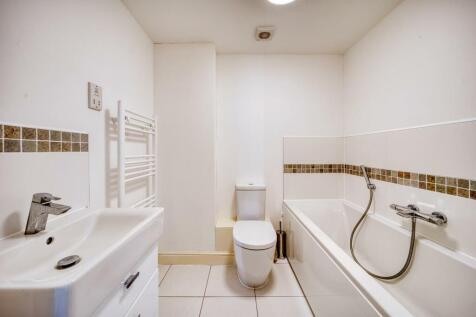 8 - bathroom.jpeg
