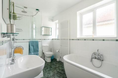 MT08 2 Stowey park _ 9 Bathroom -2.jpg