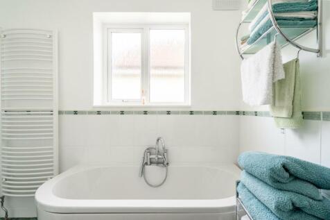 MT08 2 Stowey park _ 9 Bathroom -3.jpg