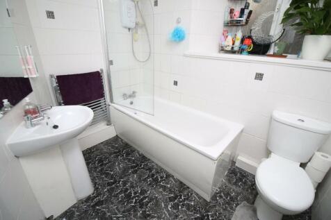 7 - bathroom.JPG