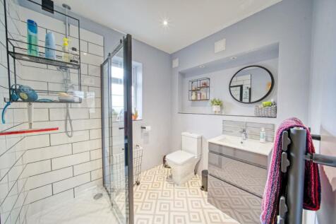 11 - ensuite.jpg