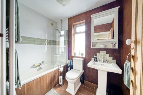13 - bathroom.jpg