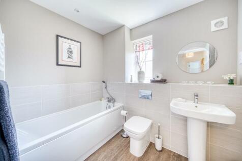 16 - family bathroom.jpg