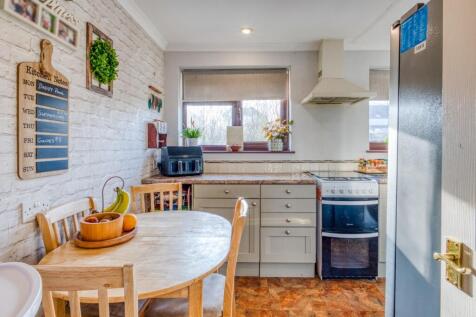 1.5 - kitchen diner.jpg