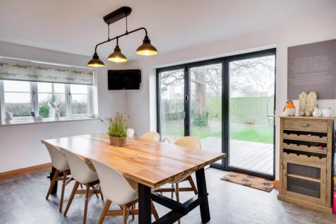 7 - dining area.jpg