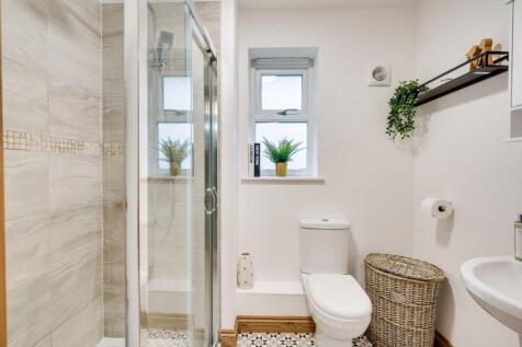 12 - ensuite.jpg