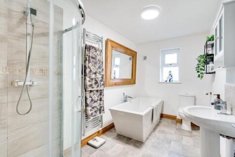 15 - bathroom.jpg