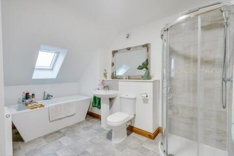 19 - 2nd floor bathroom.jpg