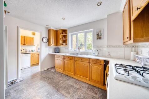 4 - kitchen.jpeg