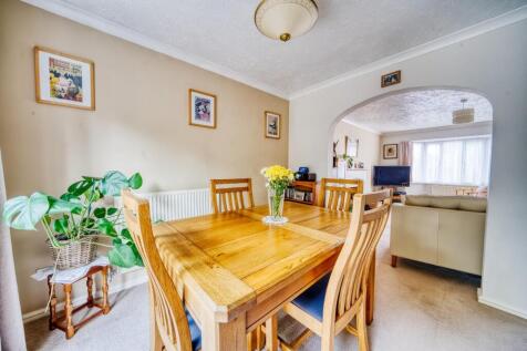 5 - dining room.jpeg