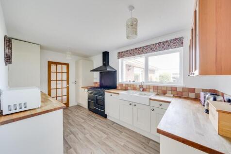 4 - kitchen.jpg