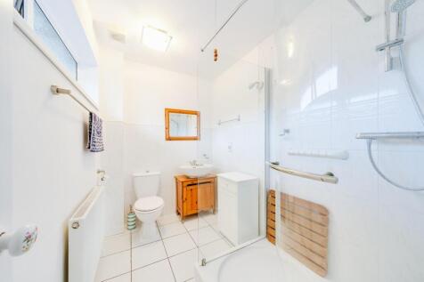 10 - ensuite.jpg