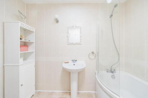 13 - family bathroom.jpg