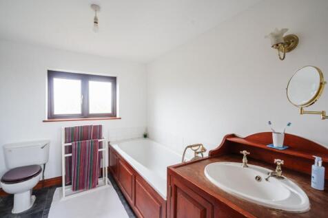 12 - bathroom.jpg