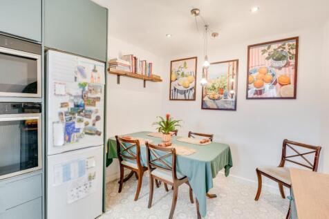 11 - dining area.jpg