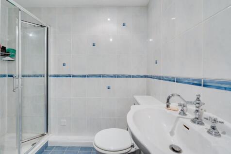 1.14 - ensuite.jpg