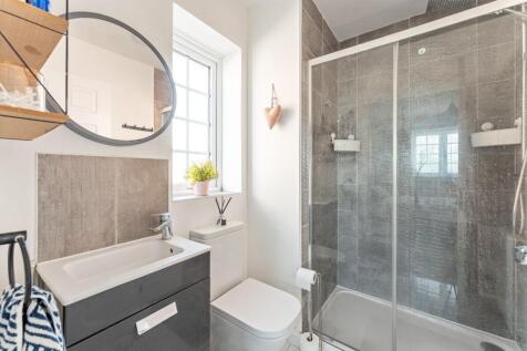 8- en suite.jpg