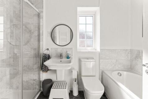 12 - family bathroom.jpg