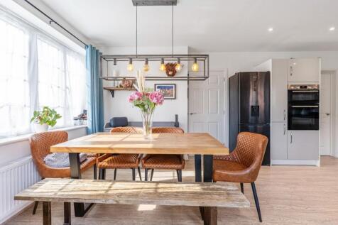 14 - dining area.jpg