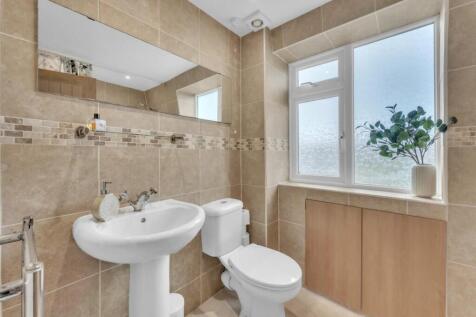 12 - bathroom.jpg