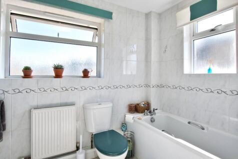 10 - bathroom.jpg