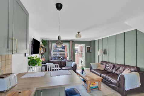 4 - living room.jpg