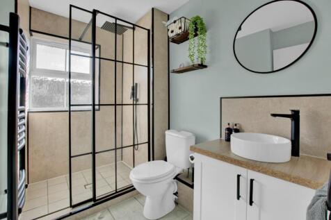 9 - shower room.jpg