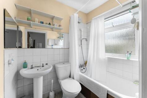 12 - family bathroom.jpg
