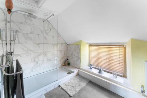 16 - ensuite.jpg