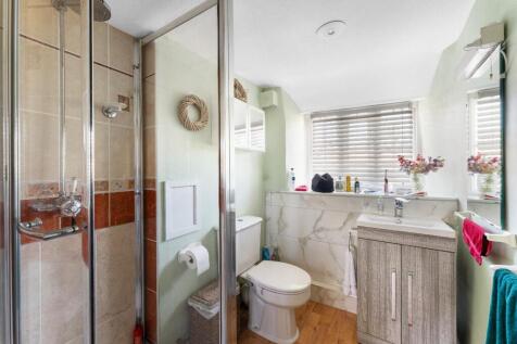 20 - family shower room.jpg