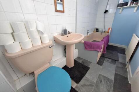 10 - bathroom.jpg